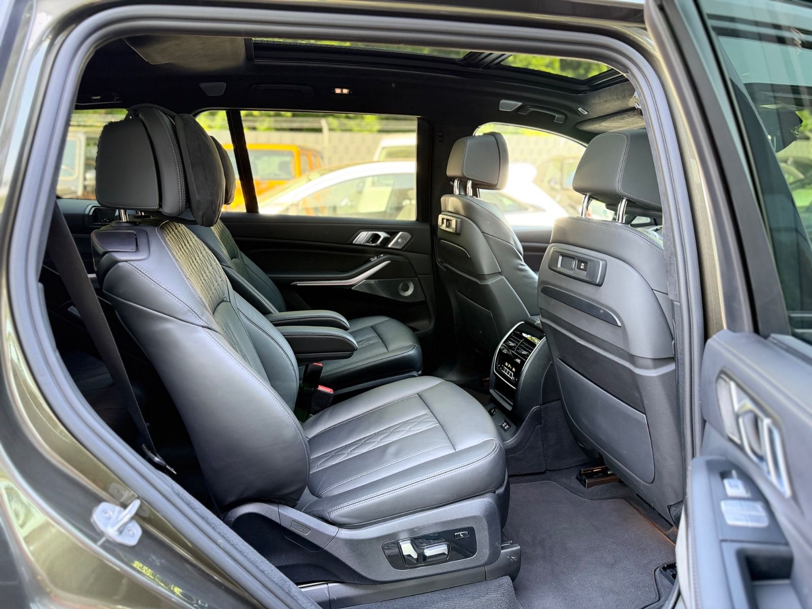 Fahrzeugabbildung BMW X7 M50*6 SEATS*LASER*SKY-LOUNGE*6X SHZ*SOFT*22.Z