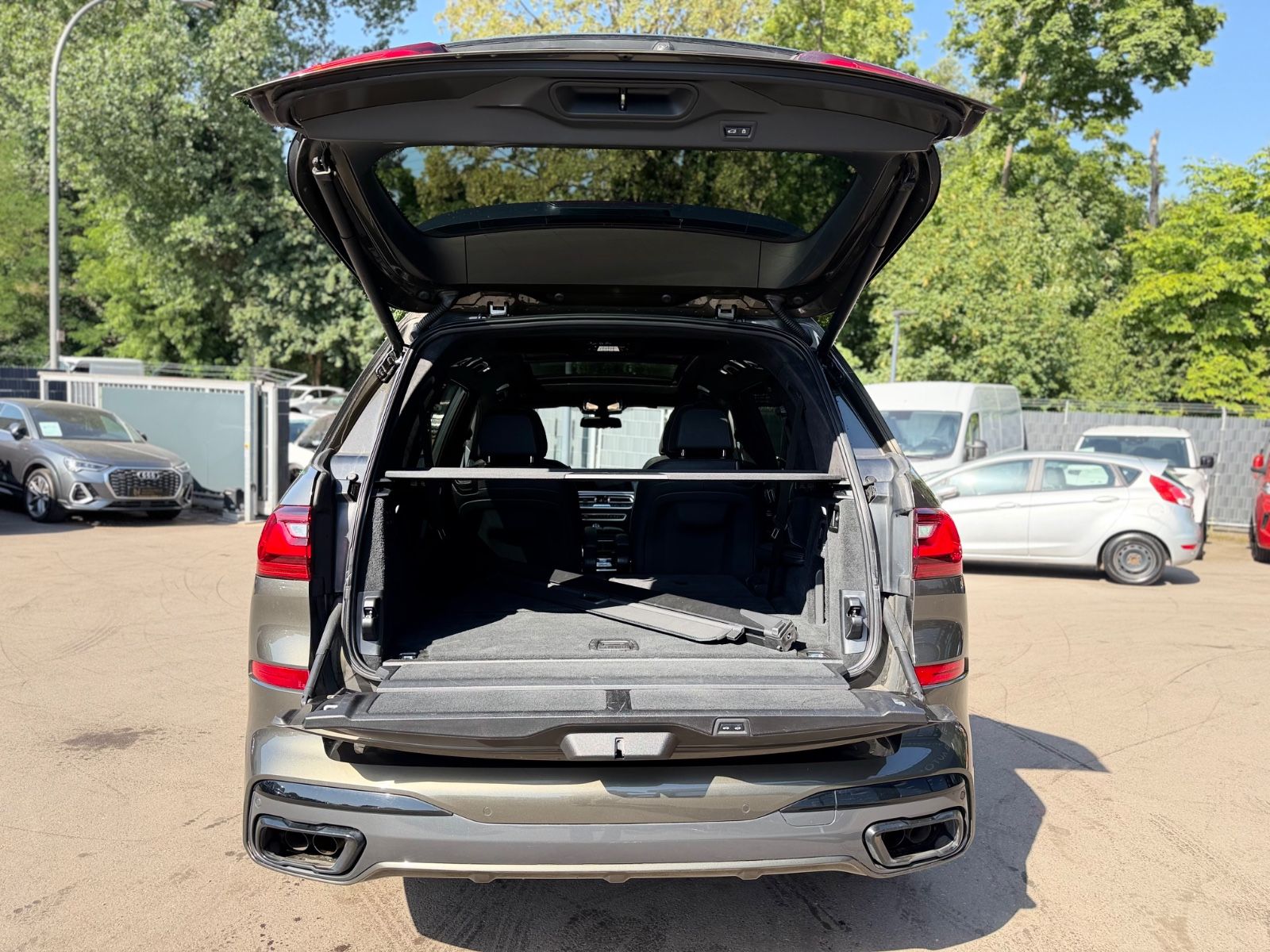 Fahrzeugabbildung BMW X7 M50*6 SEATS*LASER*SKY-LOUNGE*6X SHZ*SOFT*22.Z