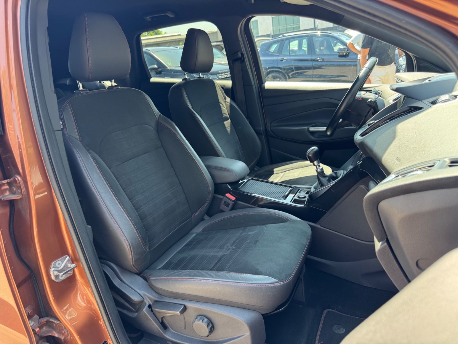 Fahrzeugabbildung Ford KUGA ST-LINE*KLIMA*R.KAMERA*19 ZOLL*WINTERPAKET*