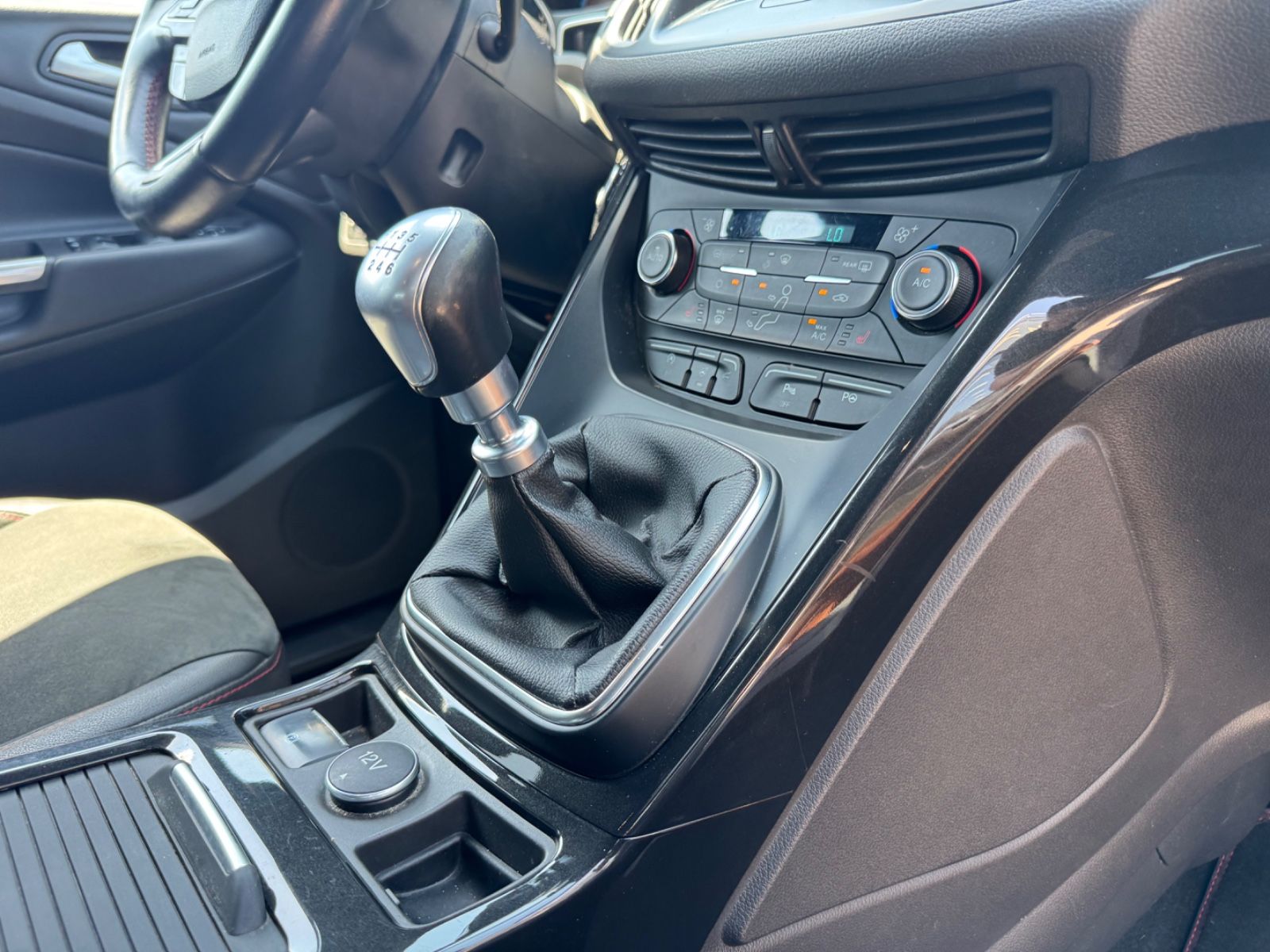 Fahrzeugabbildung Ford KUGA ST-LINE*KLIMA*R.KAMERA*19 ZOLL*WINTERPAKET*