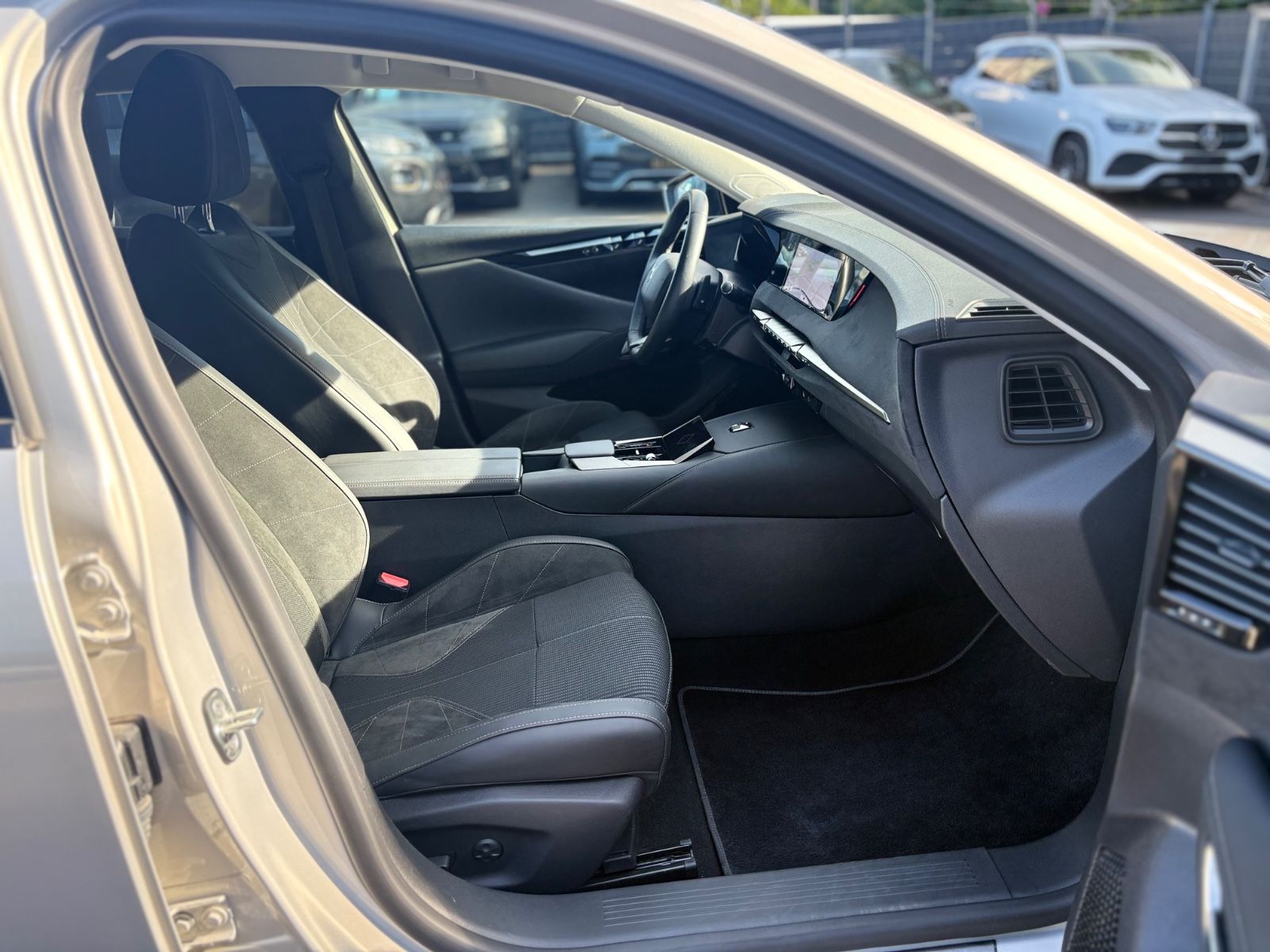 Fahrzeugabbildung DS Automobiles DS4 E-TENSE ÉTOILE *ALCANTARA PAKET*NAVI*R-KAM*