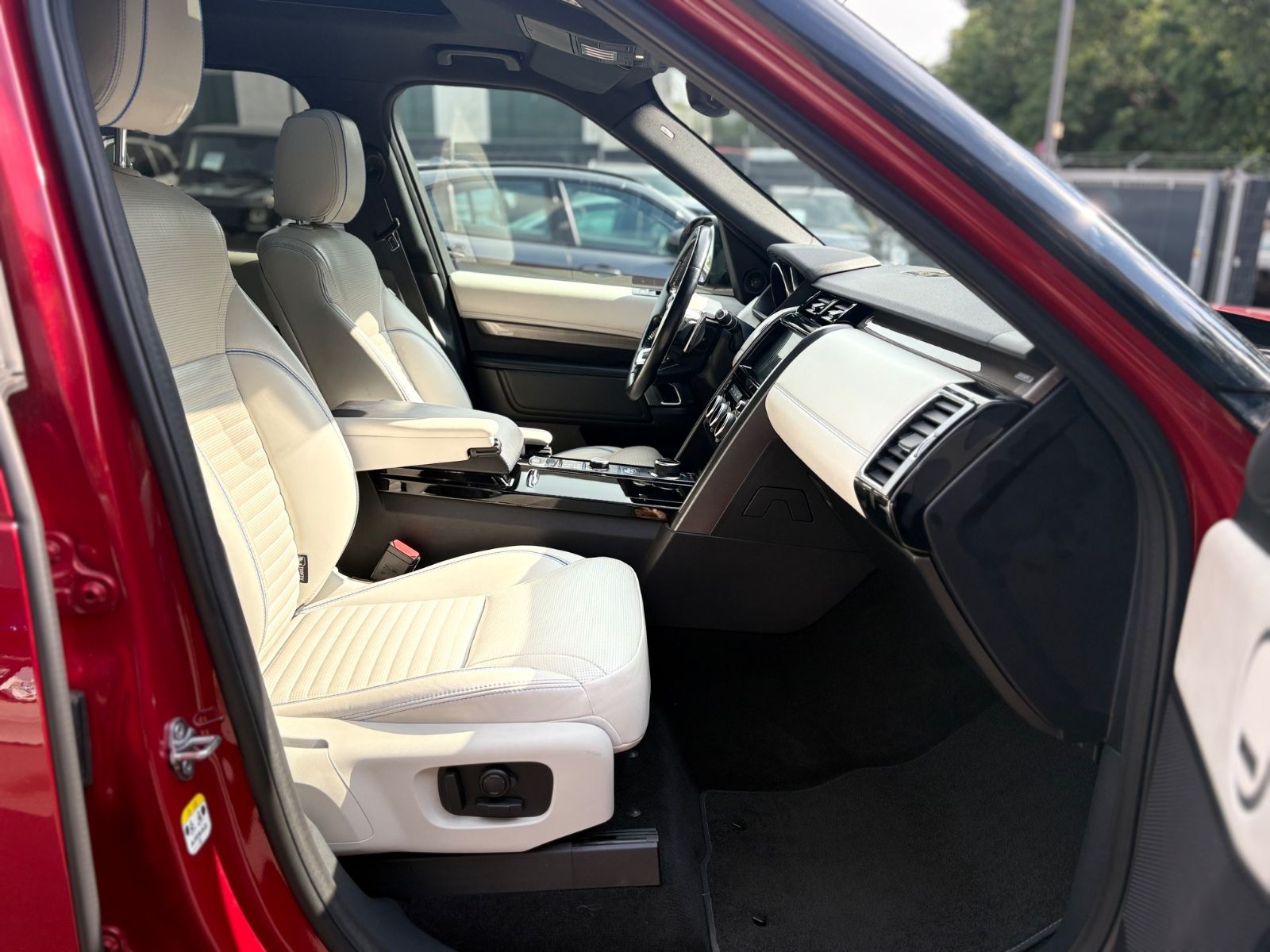 Fahrzeugabbildung Land Rover DISCOVERY HSE DYNAMIC*2.HD*LUFT*4X SHZ*7 SITZER*