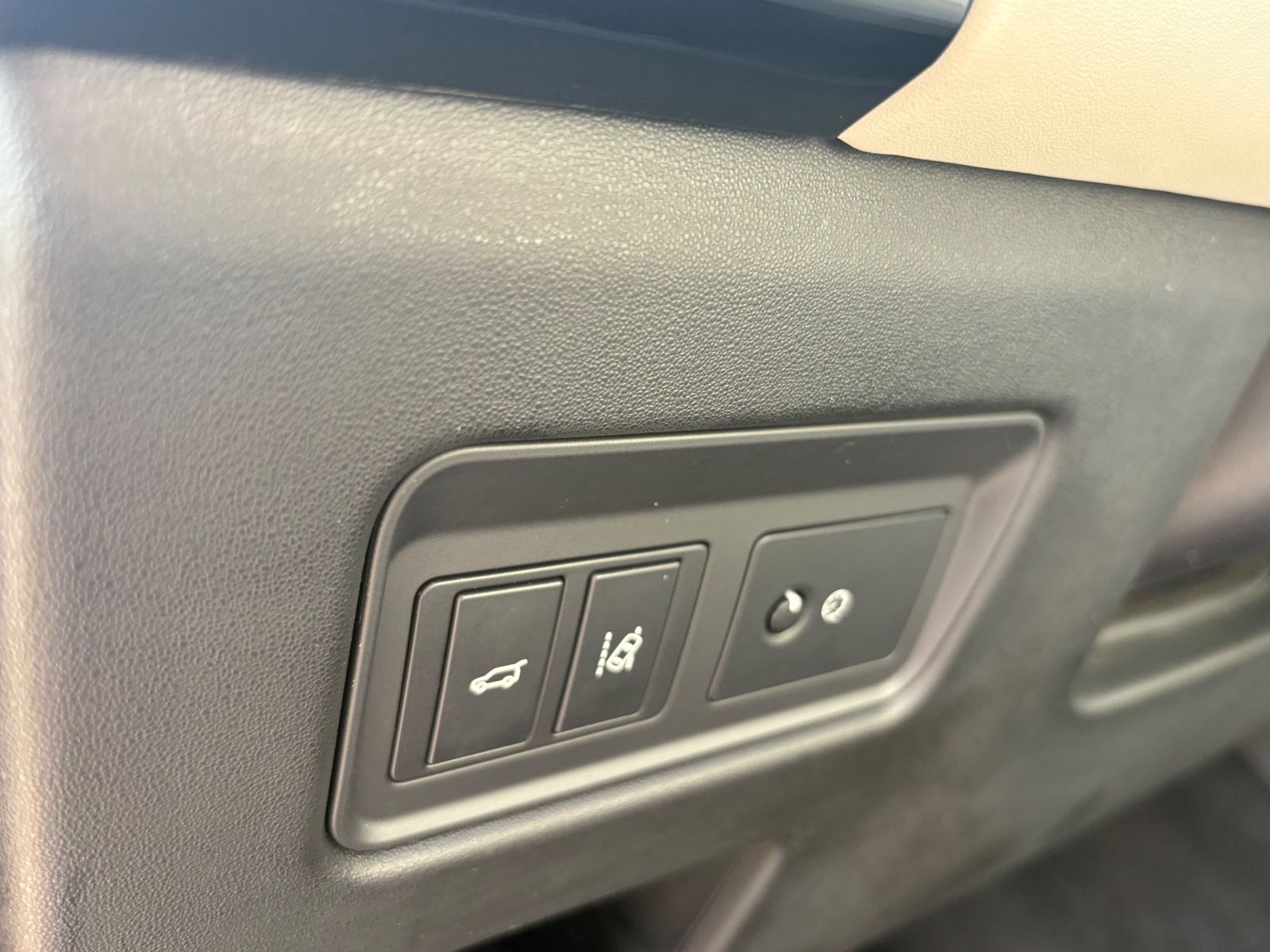 Fahrzeugabbildung Land Rover DISCOVERY HSE DYNAMIC*2.HD*LUFT*4X SHZ*7 SITZER*