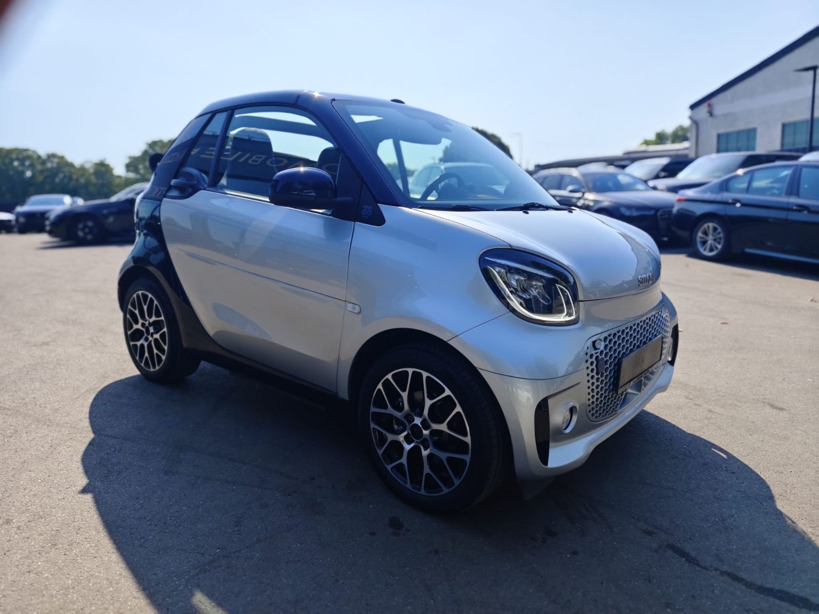 Fahrzeugabbildung Smart FORTWO CABRIO EQ*PRIME*LEDER*KAMERA*2.HD*MOPF*