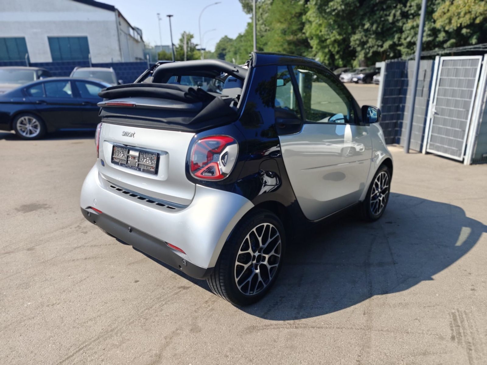Fahrzeugabbildung Smart FORTWO CABRIO EQ*PRIME*LEDER*KAMERA*2.HD*MOPF*
