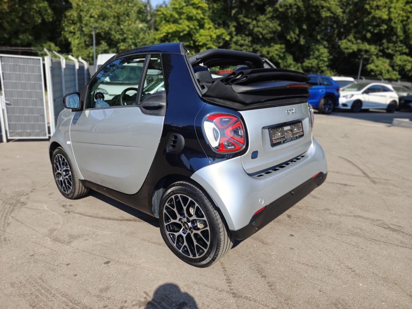 Fahrzeugabbildung Smart FORTWO CABRIO EQ*PRIME*LEDER*KAMERA*2.HD*MOPF*