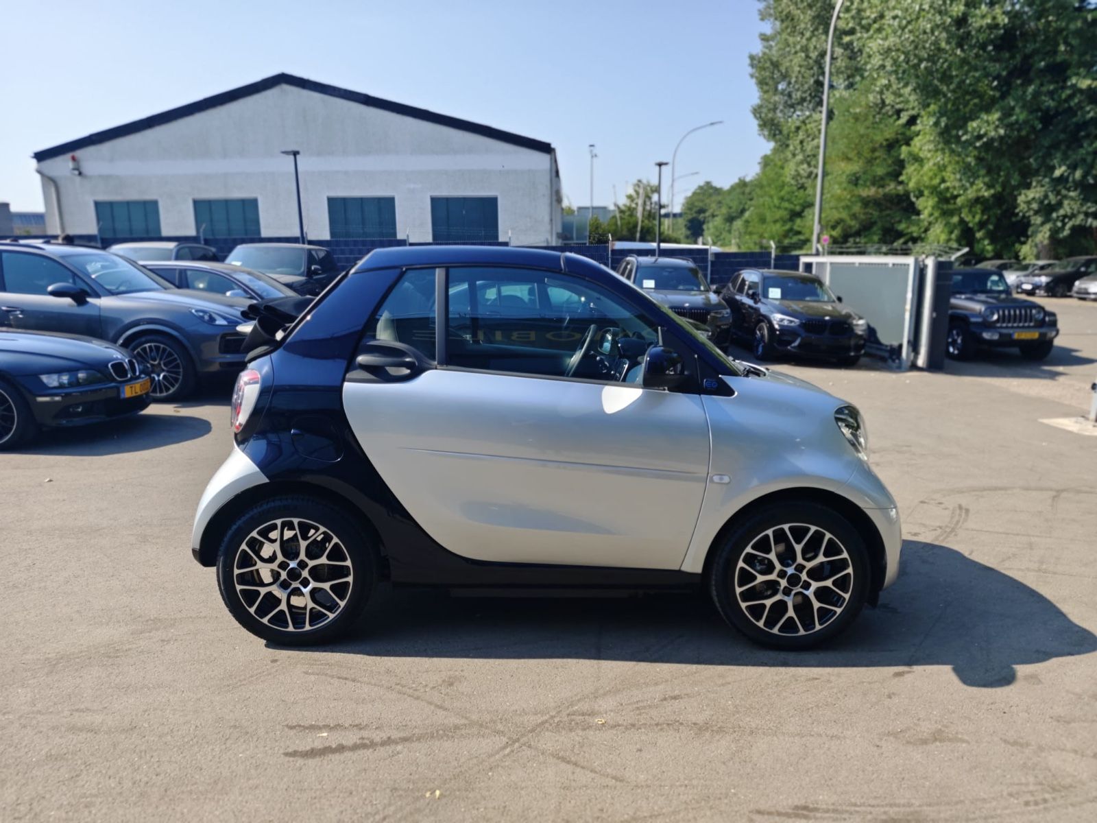 Fahrzeugabbildung Smart FORTWO CABRIO EQ*PRIME*LEDER*KAMERA*2.HD*MOPF*