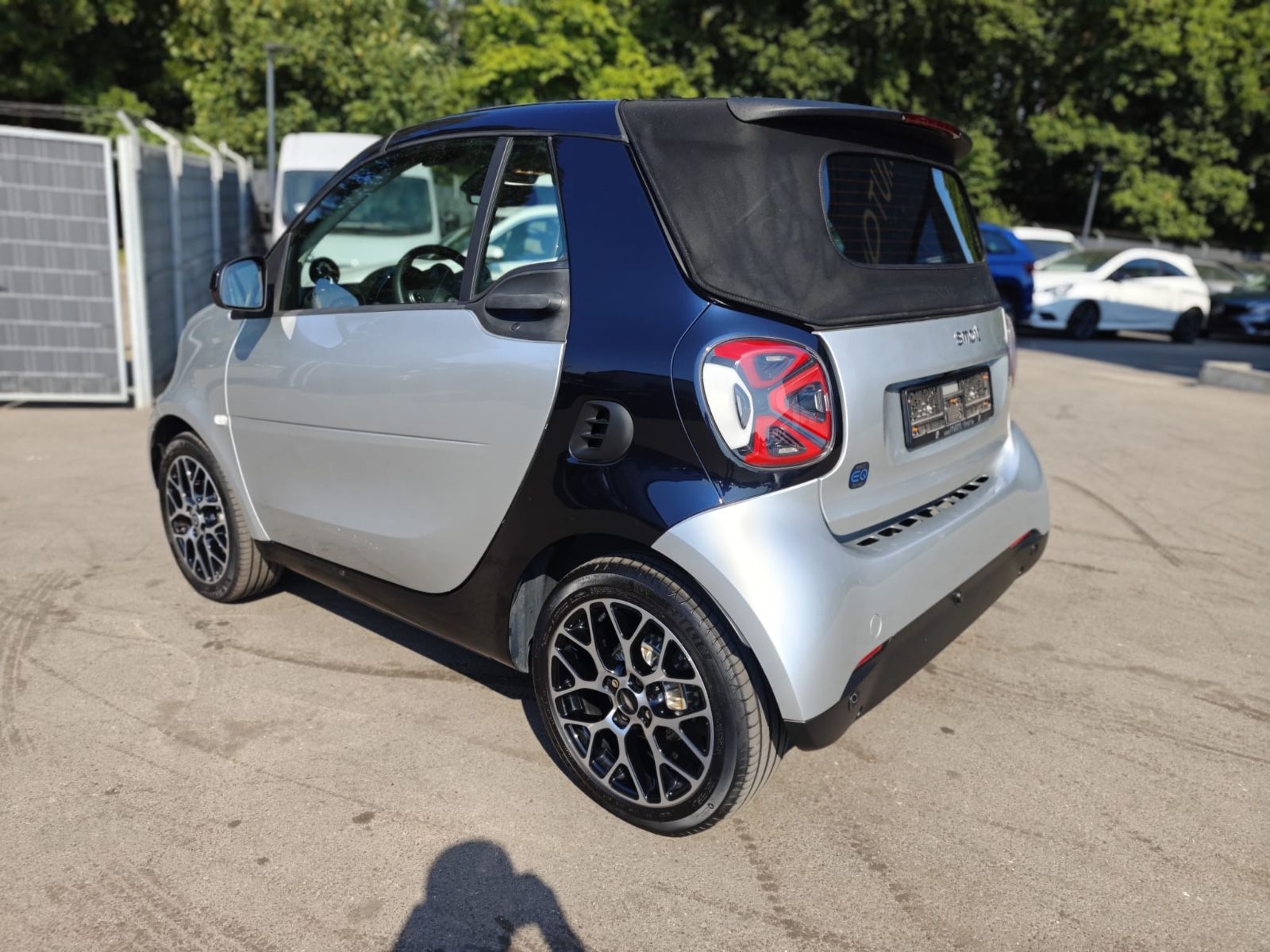 Fahrzeugabbildung Smart FORTWO CABRIO EQ*PRIME*LEDER*KAMERA*2.HD*MOPF*