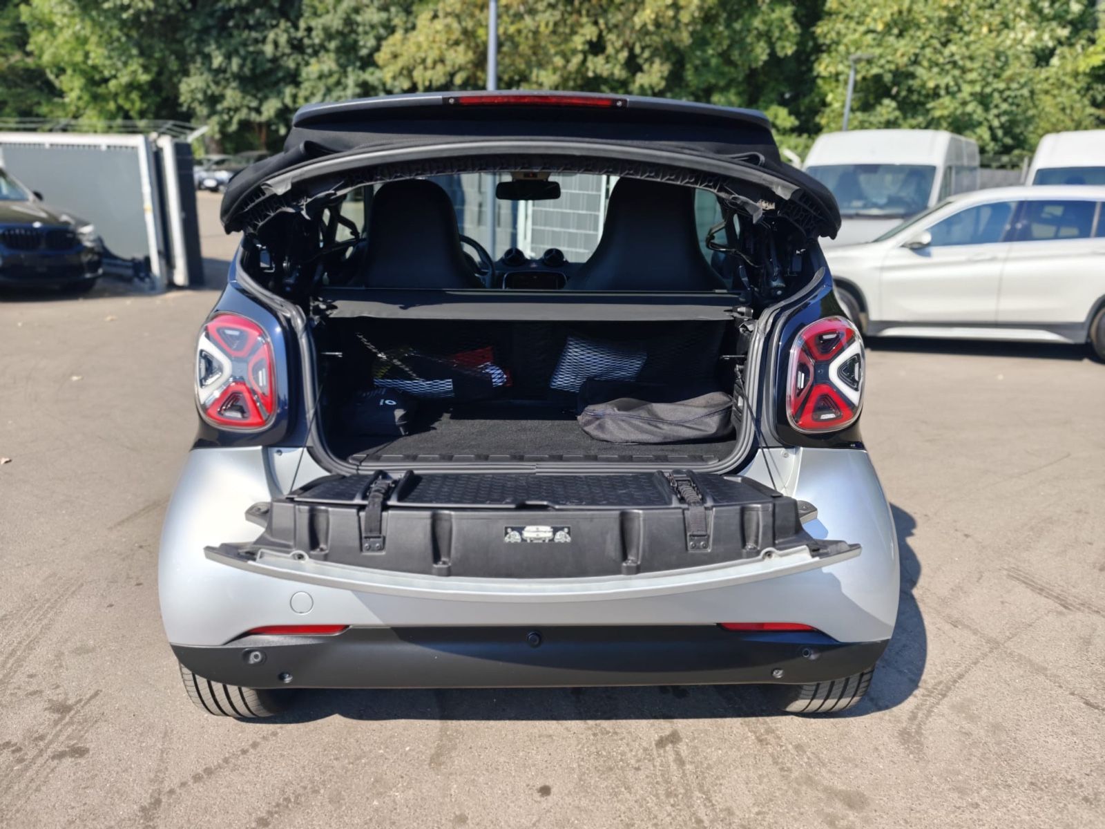 Fahrzeugabbildung Smart FORTWO CABRIO EQ*PRIME*LEDER*KAMERA*2.HD*MOPF*