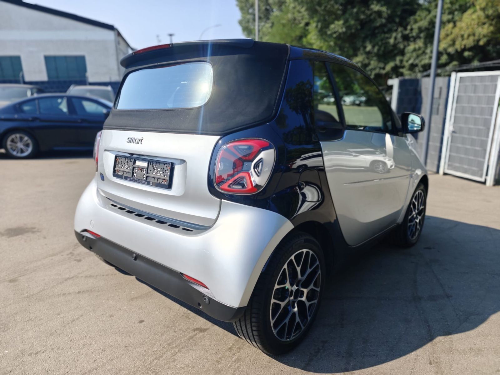 Fahrzeugabbildung Smart FORTWO CABRIO EQ*PRIME*LEDER*KAMERA*2.HD*MOPF*