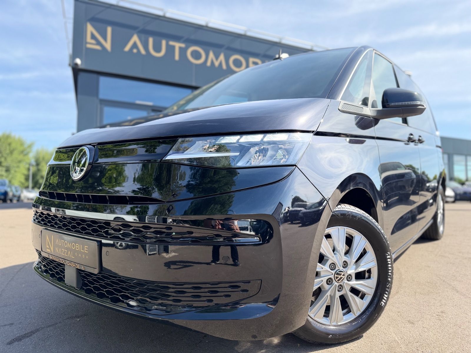 Fahrzeugabbildung Volkswagen T7 MULTIVAN*AUT*NAVI*2xSCHIEBETÜRE*KAM*7.SITZE*