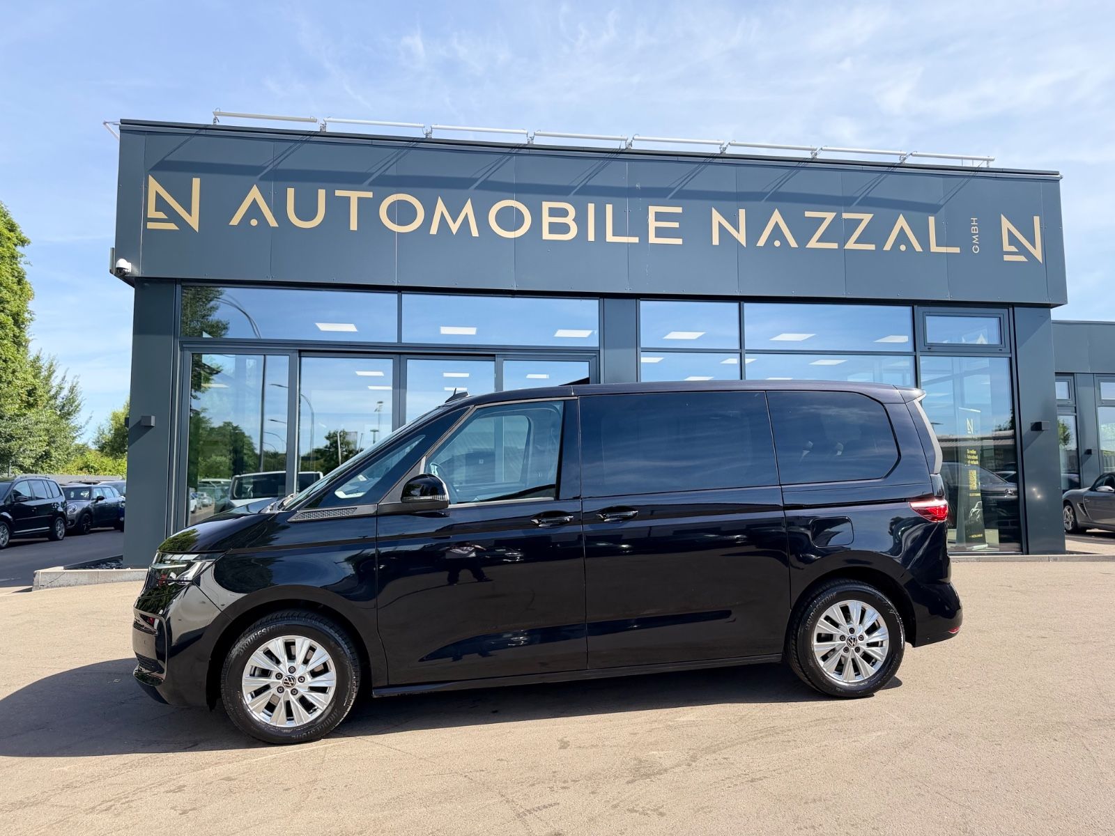 Fahrzeugabbildung Volkswagen T7 MULTIVAN*AUT*NAVI*2xSCHIEBETÜRE*KAM*7.SITZE*