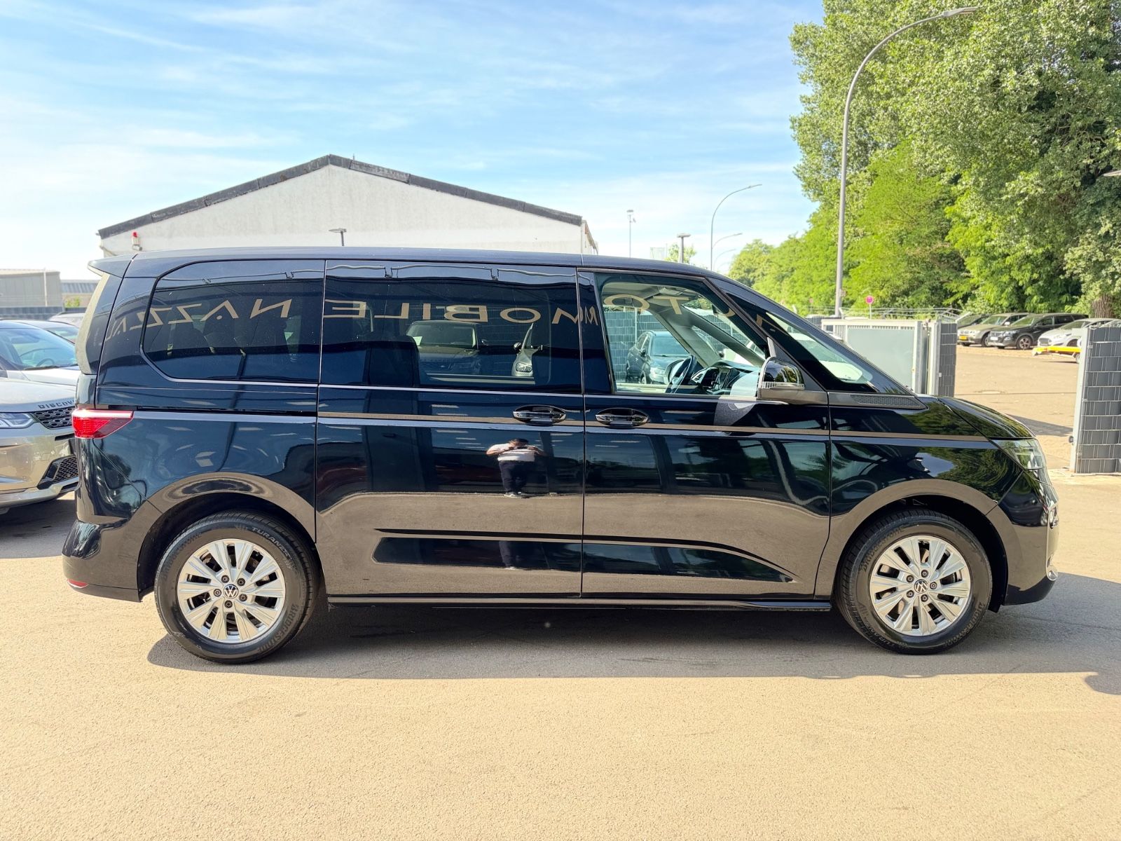 Fahrzeugabbildung Volkswagen T7 MULTIVAN*AUT*NAVI*2xSCHIEBETÜRE*KAM*7.SITZE*