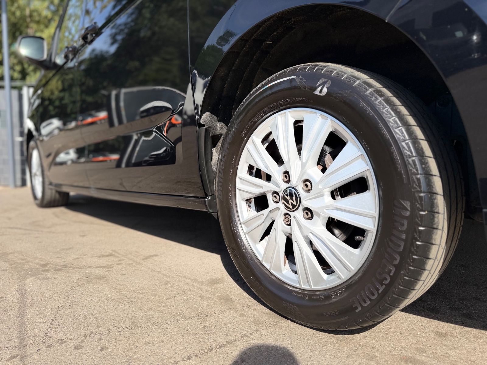 Fahrzeugabbildung Volkswagen T7 MULTIVAN*AUT*NAVI*2xSCHIEBETÜRE*KAM*7.SITZE*