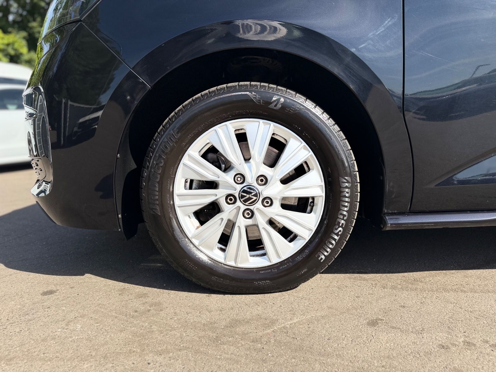 Fahrzeugabbildung Volkswagen T7 MULTIVAN*AUT*NAVI*2xSCHIEBETÜRE*KAM*7.SITZE*