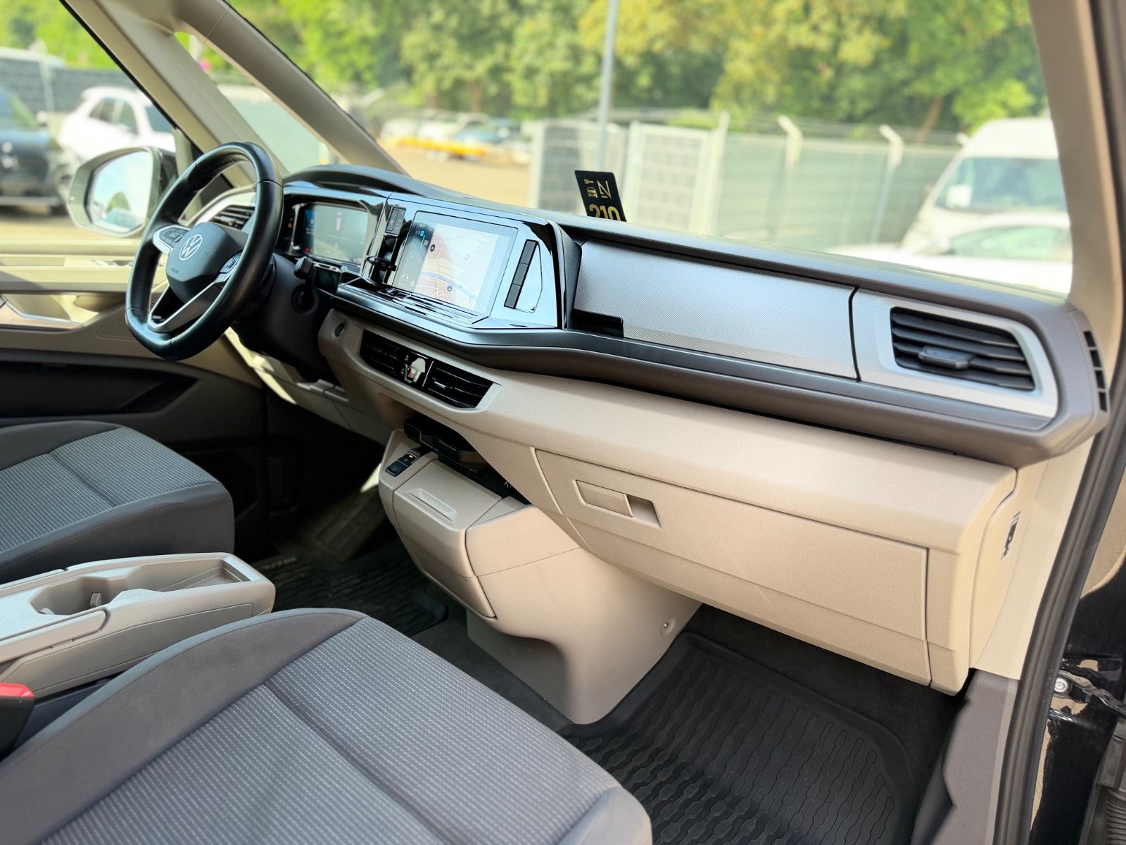 Fahrzeugabbildung Volkswagen T7 MULTIVAN*AUT*NAVI*2xSCHIEBETÜRE*KAM*7.SITZE*