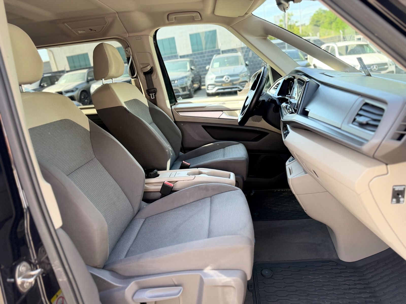 Fahrzeugabbildung Volkswagen T7 MULTIVAN*AUT*NAVI*2xSCHIEBETÜRE*KAM*7.SITZE*
