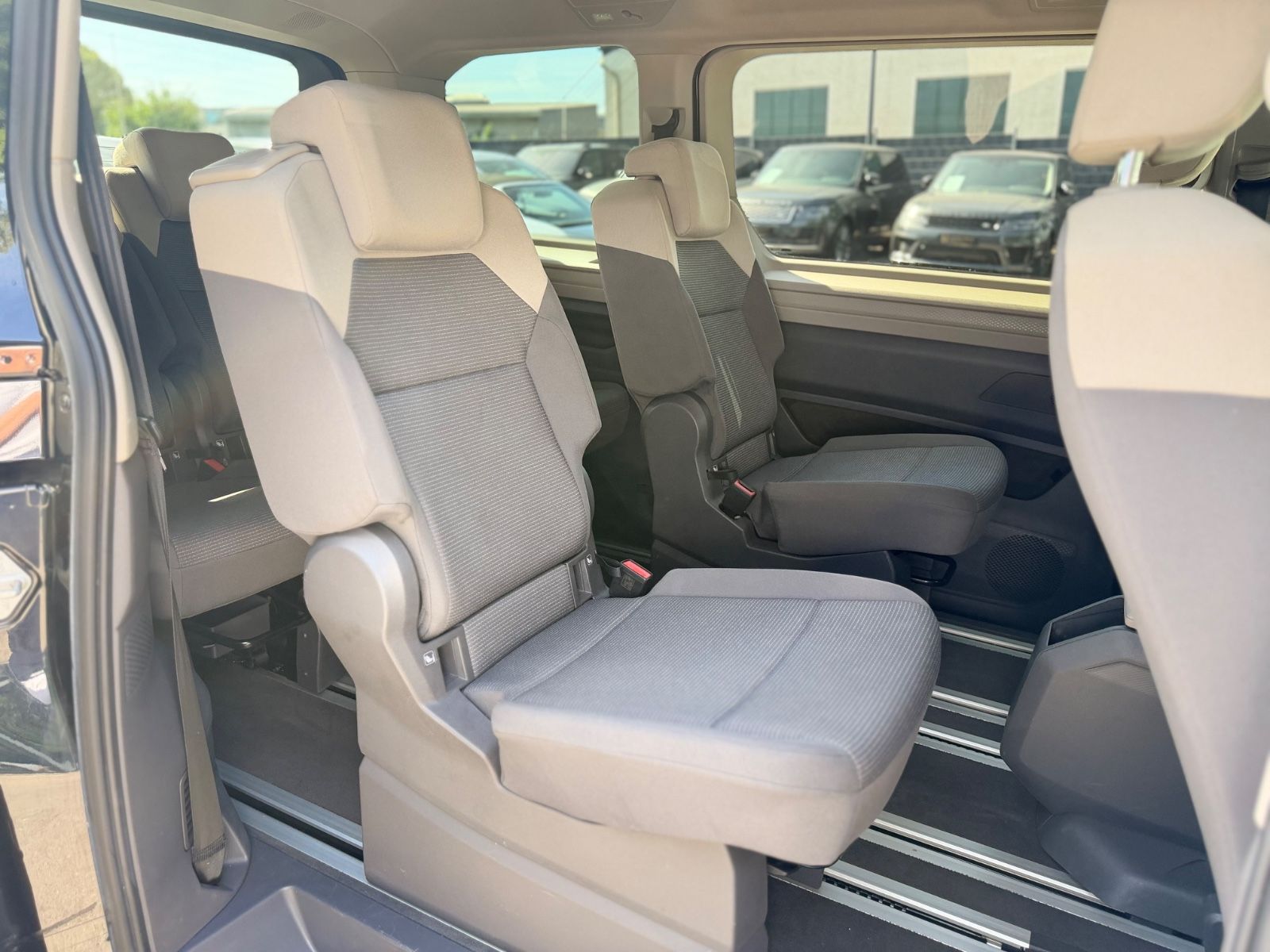 Fahrzeugabbildung Volkswagen T7 MULTIVAN*AUT*NAVI*2xSCHIEBETÜRE*KAM*7.SITZE*