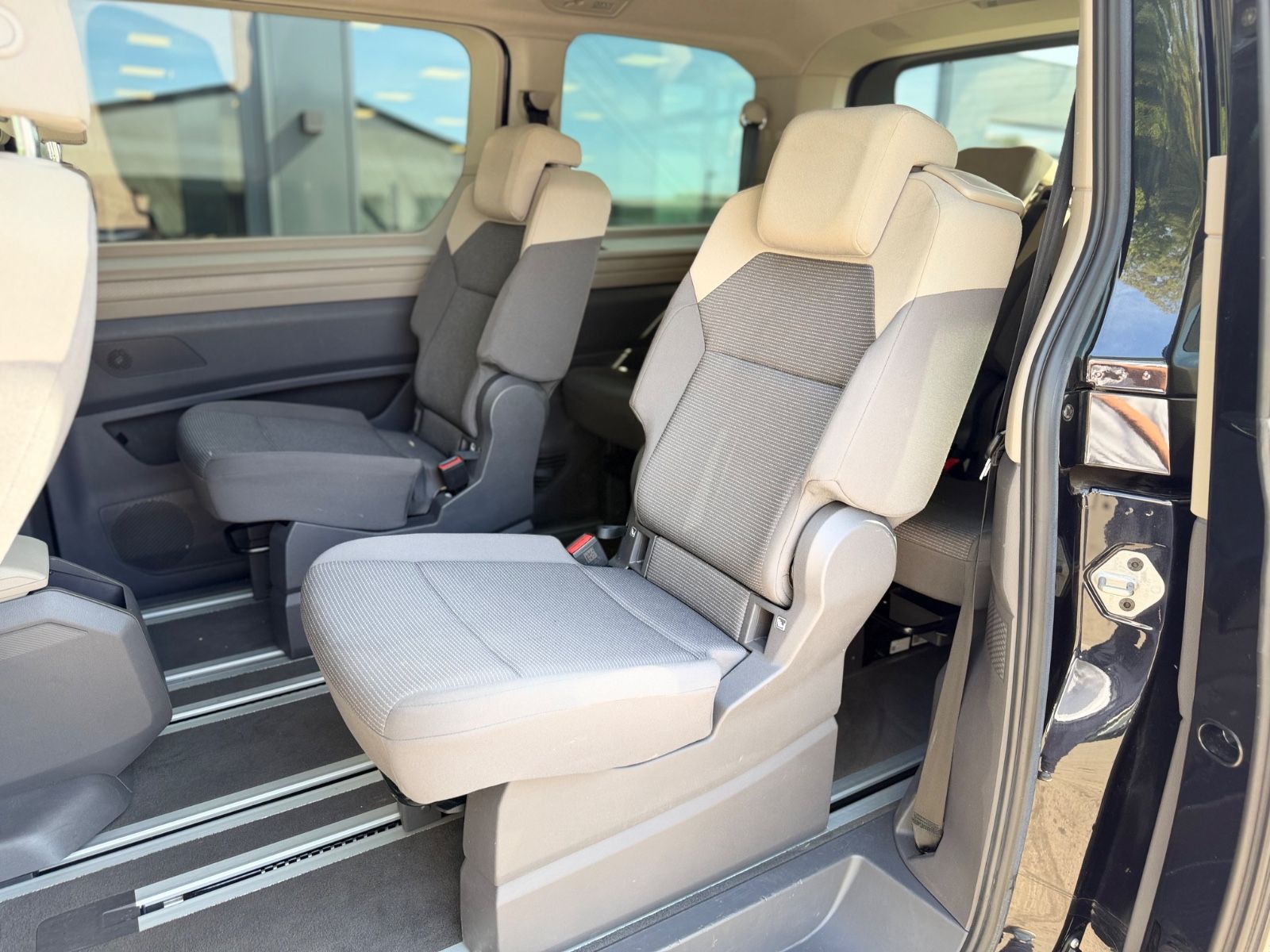 Fahrzeugabbildung Volkswagen T7 MULTIVAN*AUT*NAVI*2xSCHIEBETÜRE*KAM*7.SITZE*