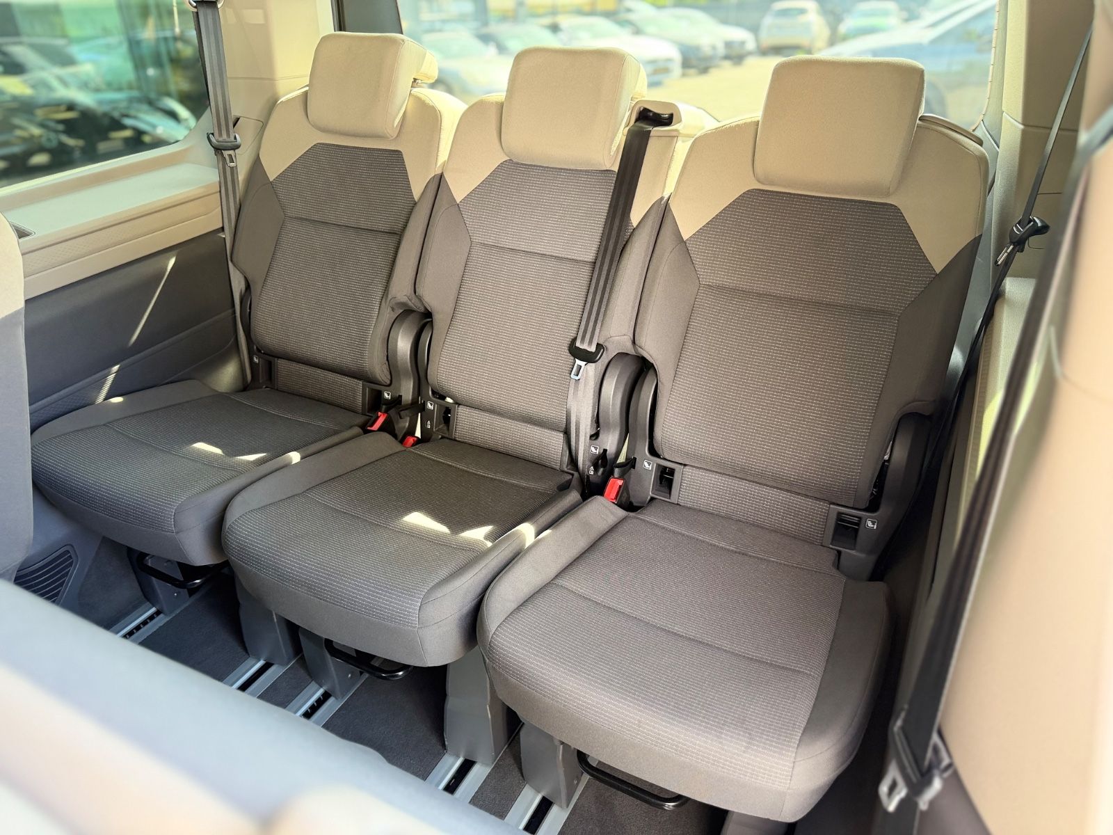 Fahrzeugabbildung Volkswagen T7 MULTIVAN*AUT*NAVI*2xSCHIEBETÜRE*KAM*7.SITZE*