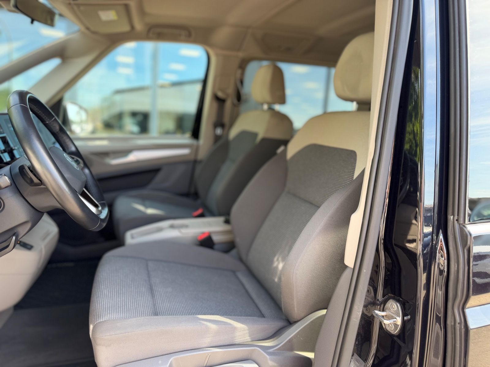 Fahrzeugabbildung Volkswagen T7 MULTIVAN*AUT*NAVI*2xSCHIEBETÜRE*KAM*7.SITZE*
