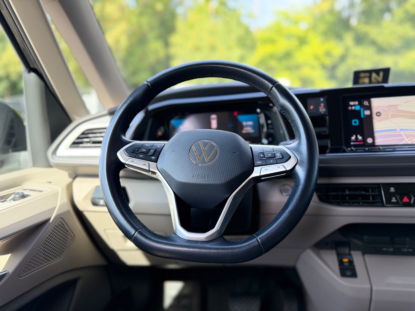 Fahrzeugabbildung Volkswagen T7 MULTIVAN*AUT*NAVI*2xSCHIEBETÜRE*KAM*7.SITZE*
