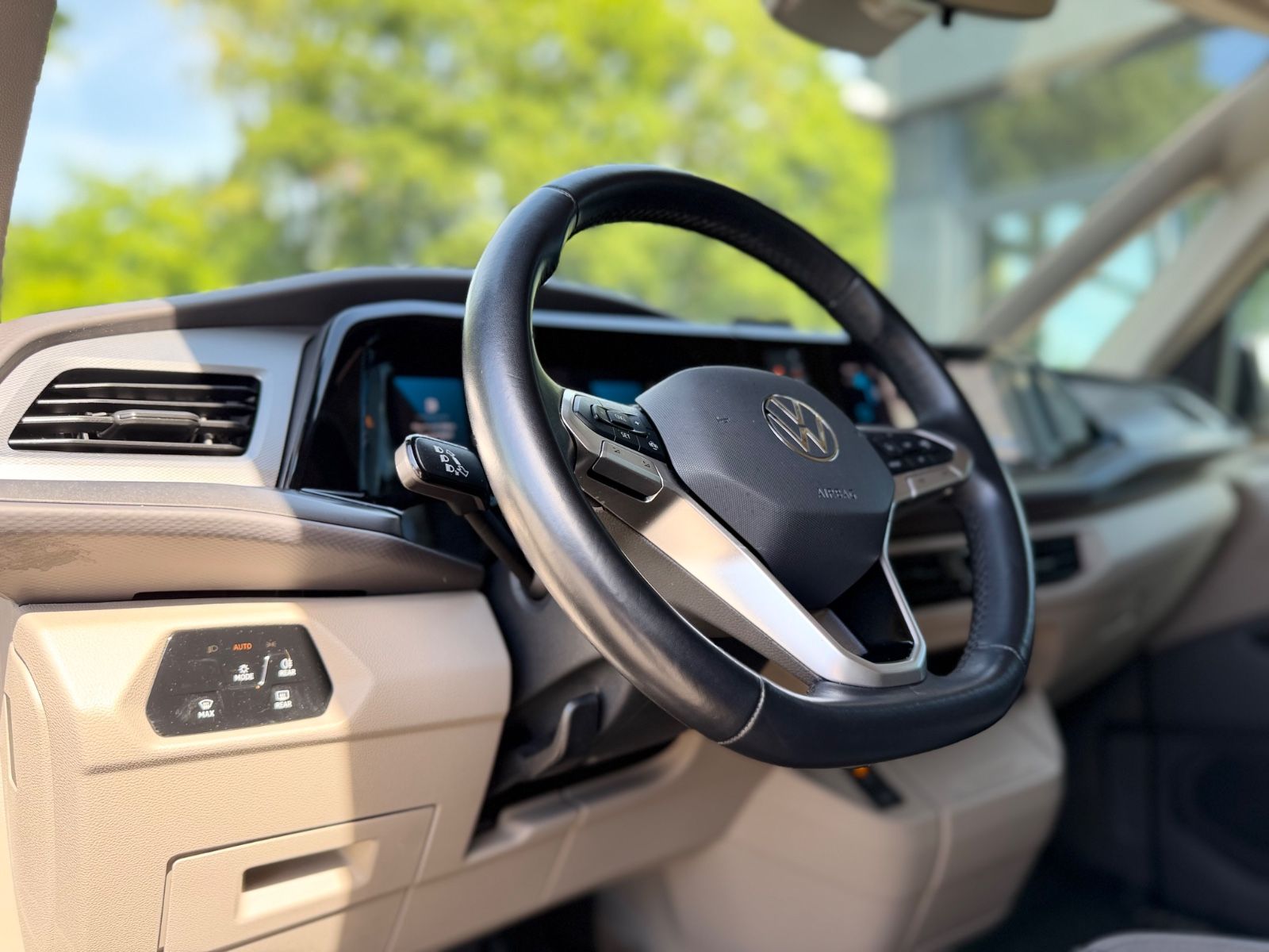 Fahrzeugabbildung Volkswagen T7 MULTIVAN*AUT*NAVI*2xSCHIEBETÜRE*KAM*7.SITZE*