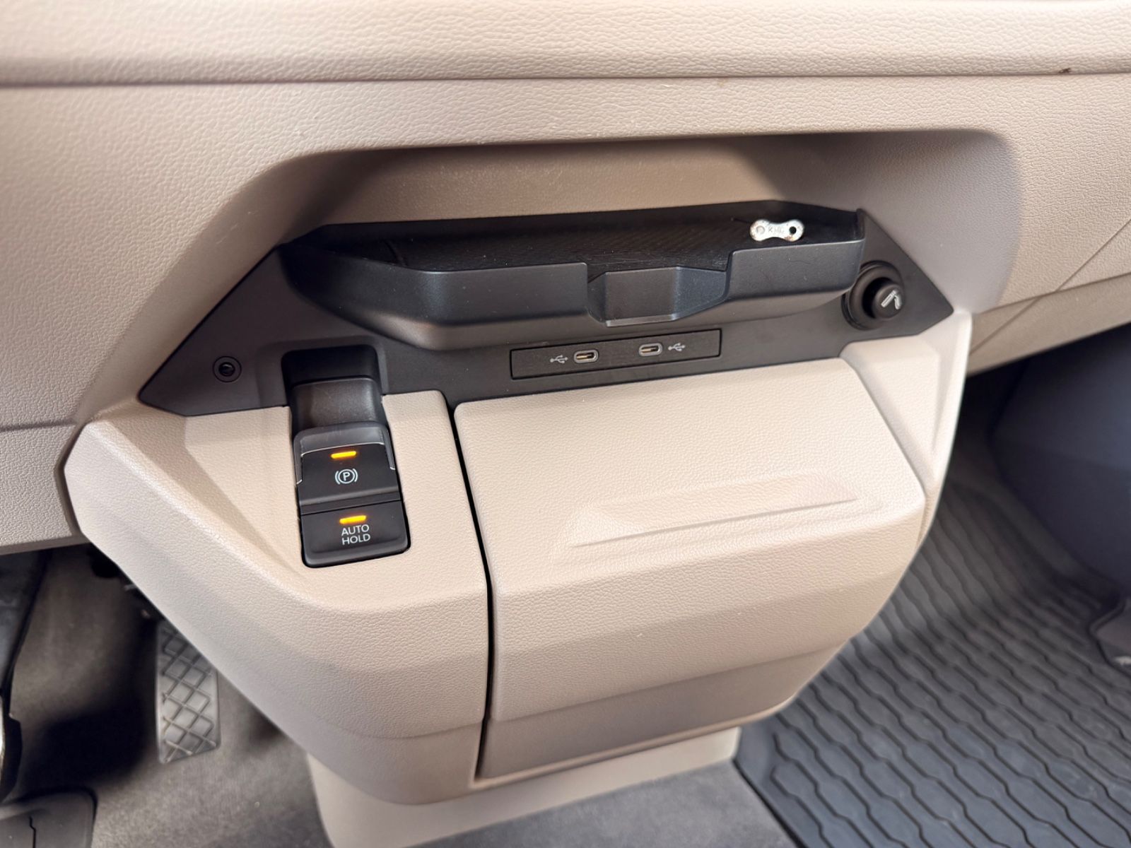 Fahrzeugabbildung Volkswagen T7 MULTIVAN*AUT*NAVI*2xSCHIEBETÜRE*KAM*7.SITZE*