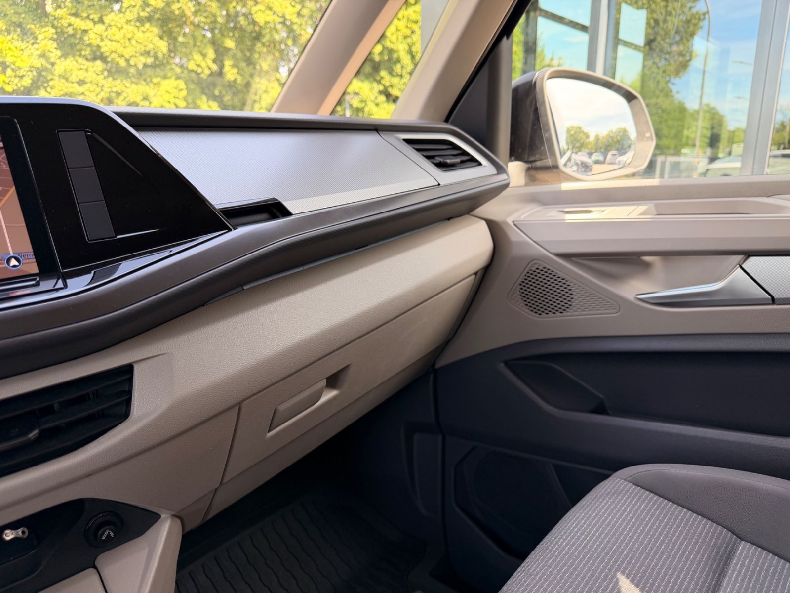 Fahrzeugabbildung Volkswagen T7 MULTIVAN*AUT*NAVI*2xSCHIEBETÜRE*KAM*7.SITZE*