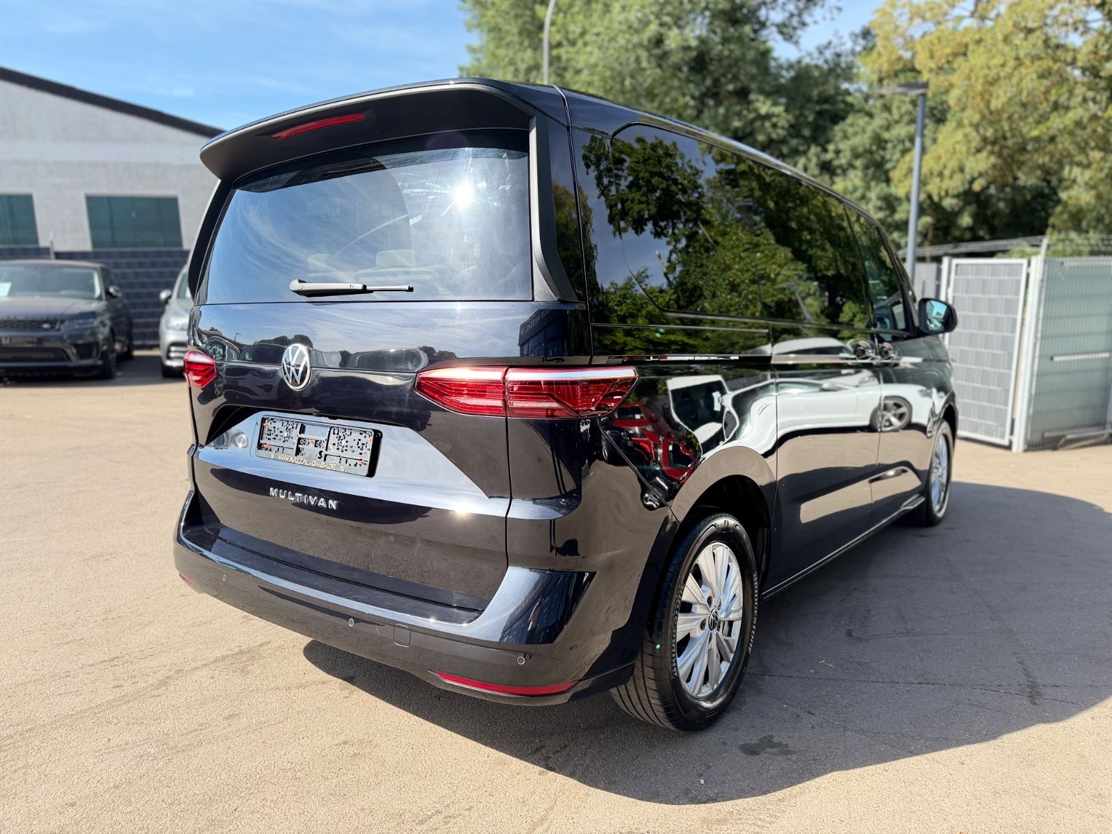 Fahrzeugabbildung Volkswagen T7 MULTIVAN*AUT*NAVI*2xSCHIEBETÜRE*KAM*7.SITZE*