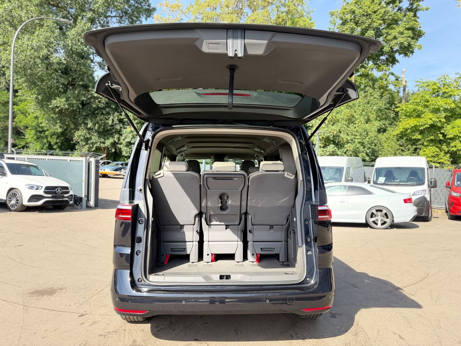 Fahrzeugabbildung Volkswagen T7 MULTIVAN*AUT*NAVI*2xSCHIEBETÜRE*KAM*7.SITZE*