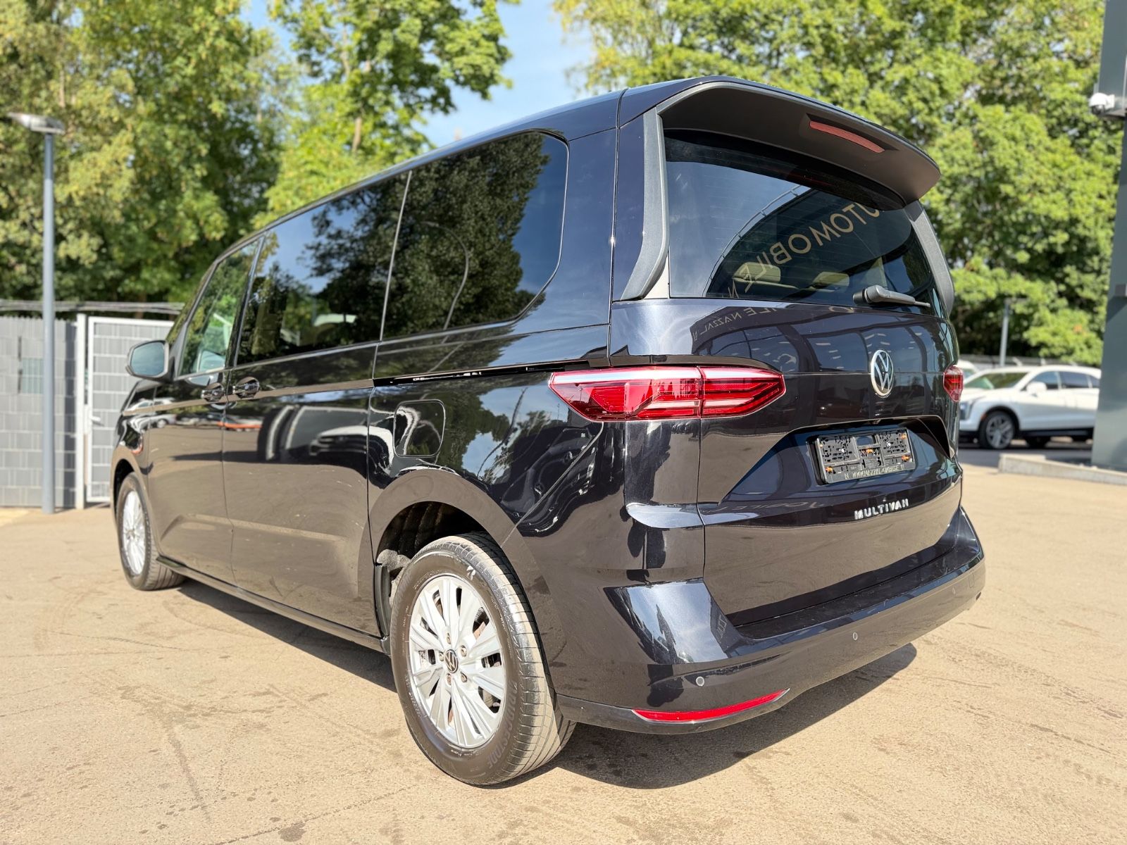 Fahrzeugabbildung Volkswagen T7 MULTIVAN*AUT*NAVI*2xSCHIEBETÜRE*KAM*7.SITZE*