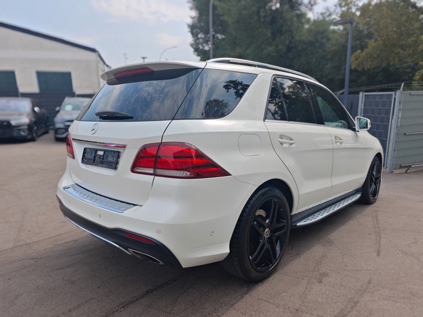 Fahrzeugabbildung Mercedes-Benz GLE 500 4M*AMG-LINE*PANO*H&K*SOFTCLOSE*AIRMATIC*