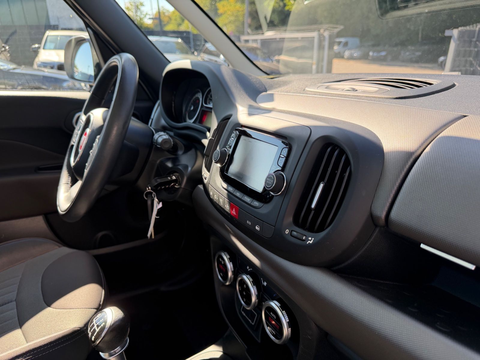 Fahrzeugabbildung Fiat 500L LOUNGE *NAVI*KAM*PANO*SHZ*ALU*TEILLEDER*
