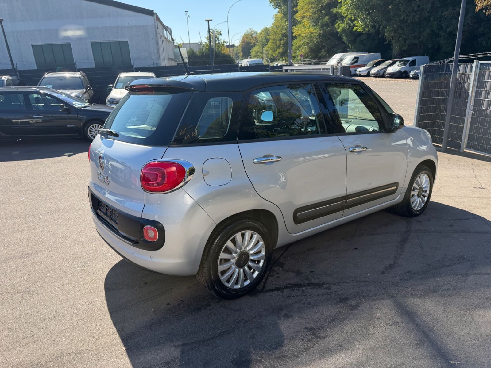 Fahrzeugabbildung Fiat 500L LOUNGE *NAVI*KAM*PANO*SHZ*ALU*TEILLEDER*