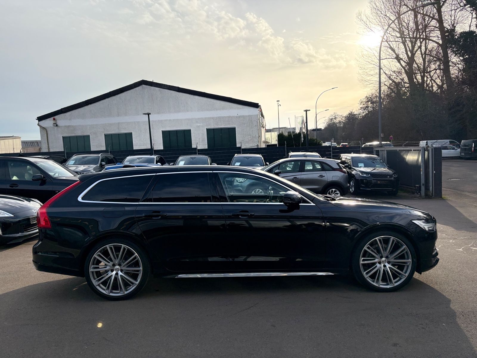 Fahrzeugabbildung Volvo VOLVO V90 MOMENTUM*LED*VOLLLEDER*21.ZOLL*