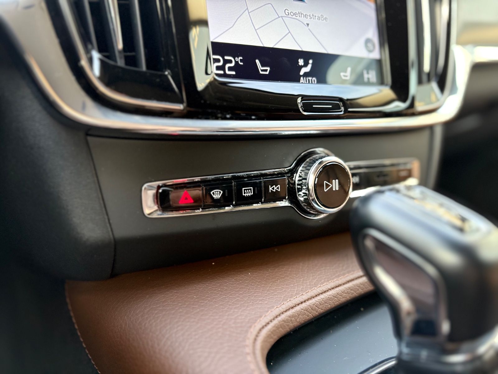 Fahrzeugabbildung Volvo VOLVO V90 MOMENTUM*LED*VOLLLEDER*21.ZOLL*