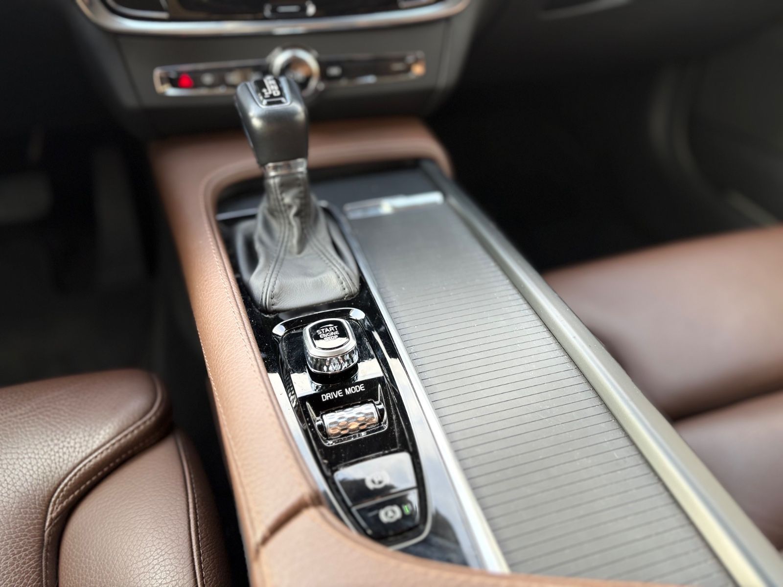 Fahrzeugabbildung Volvo VOLVO V90 MOMENTUM*LED*VOLLLEDER*21.ZOLL*