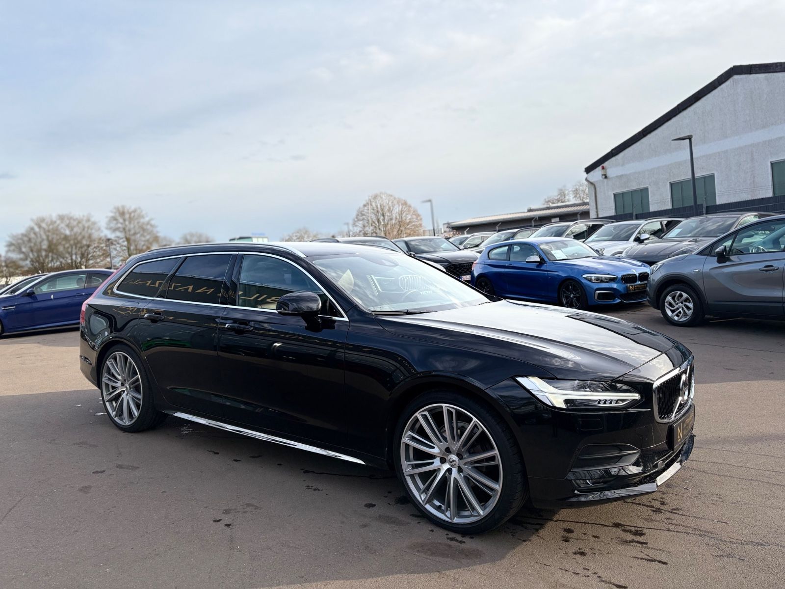Fahrzeugabbildung Volvo VOLVO V90 MOMENTUM*LED*VOLLLEDER*21.ZOLL*