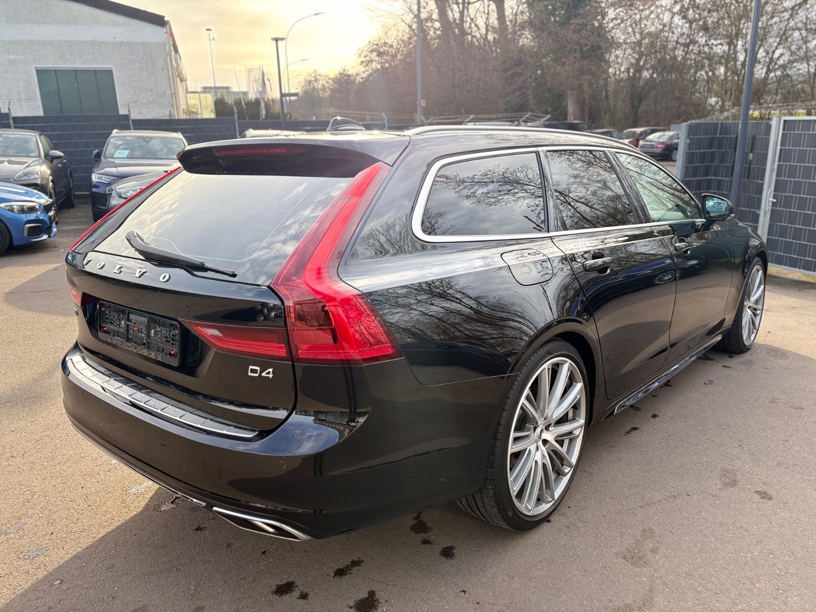 Fahrzeugabbildung Volvo VOLVO V90 MOMENTUM*LED*VOLLLEDER*21.ZOLL*