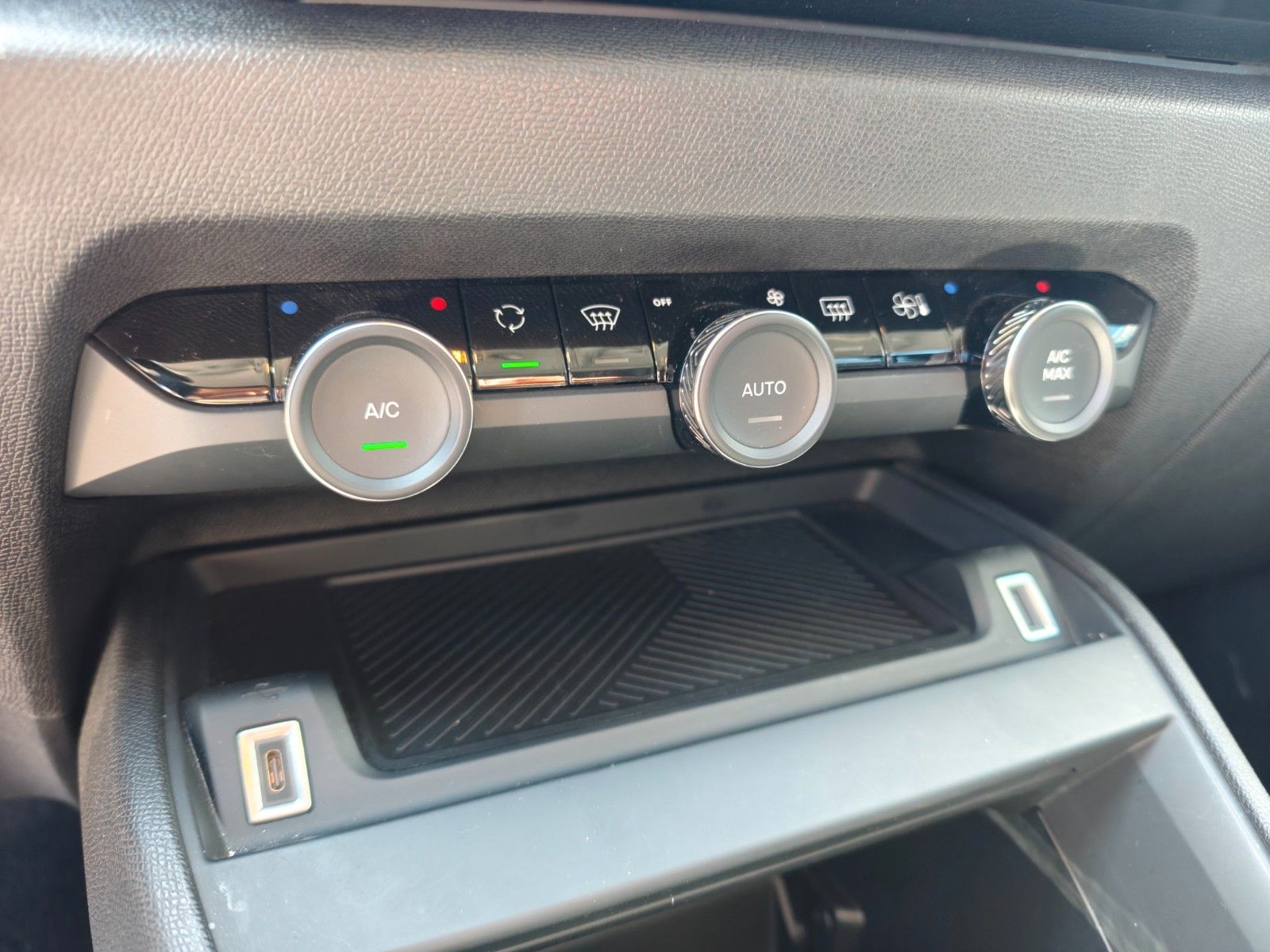 Fahrzeugabbildung Citroën C4 LIM. MAX*NAVI*KLIMAAUTO*KAMERA*
