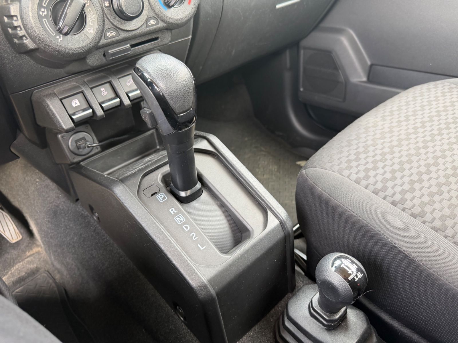 Fahrzeugabbildung Suzuki JIMNY ALLGRIP *AUT*1.HAND*KLIMA*4-SITZER*AHK*SHZ