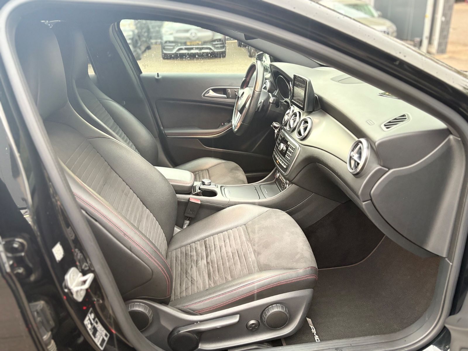 Fahrzeugabbildung Mercedes-Benz GLA 220D 4MATIC *AMG-LINE*FACELIFT*LED*AUT*KAM*