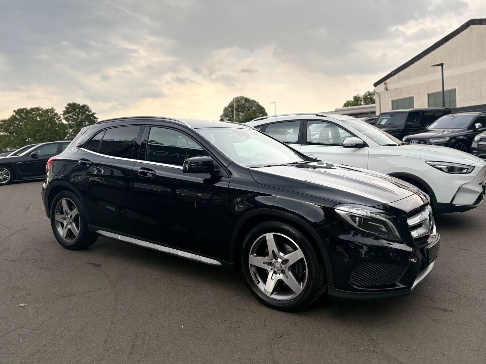 Fahrzeugabbildung Mercedes-Benz GLA 220D 4MATIC *AMG-LINE*FACELIFT*LED*AUT*KAM*
