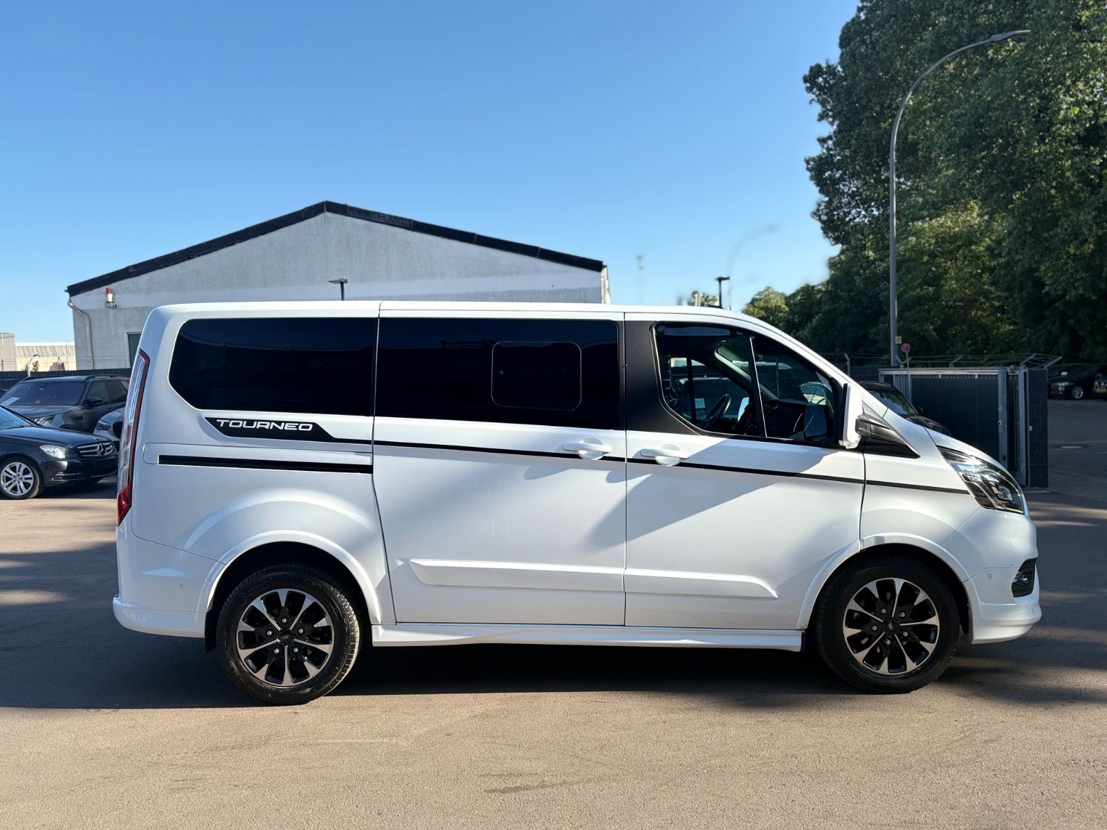 Fahrzeugabbildung Ford TOURNEO CUSTOM SPORT*2.HD*AUT*LED*KAMERA*8 SITZE