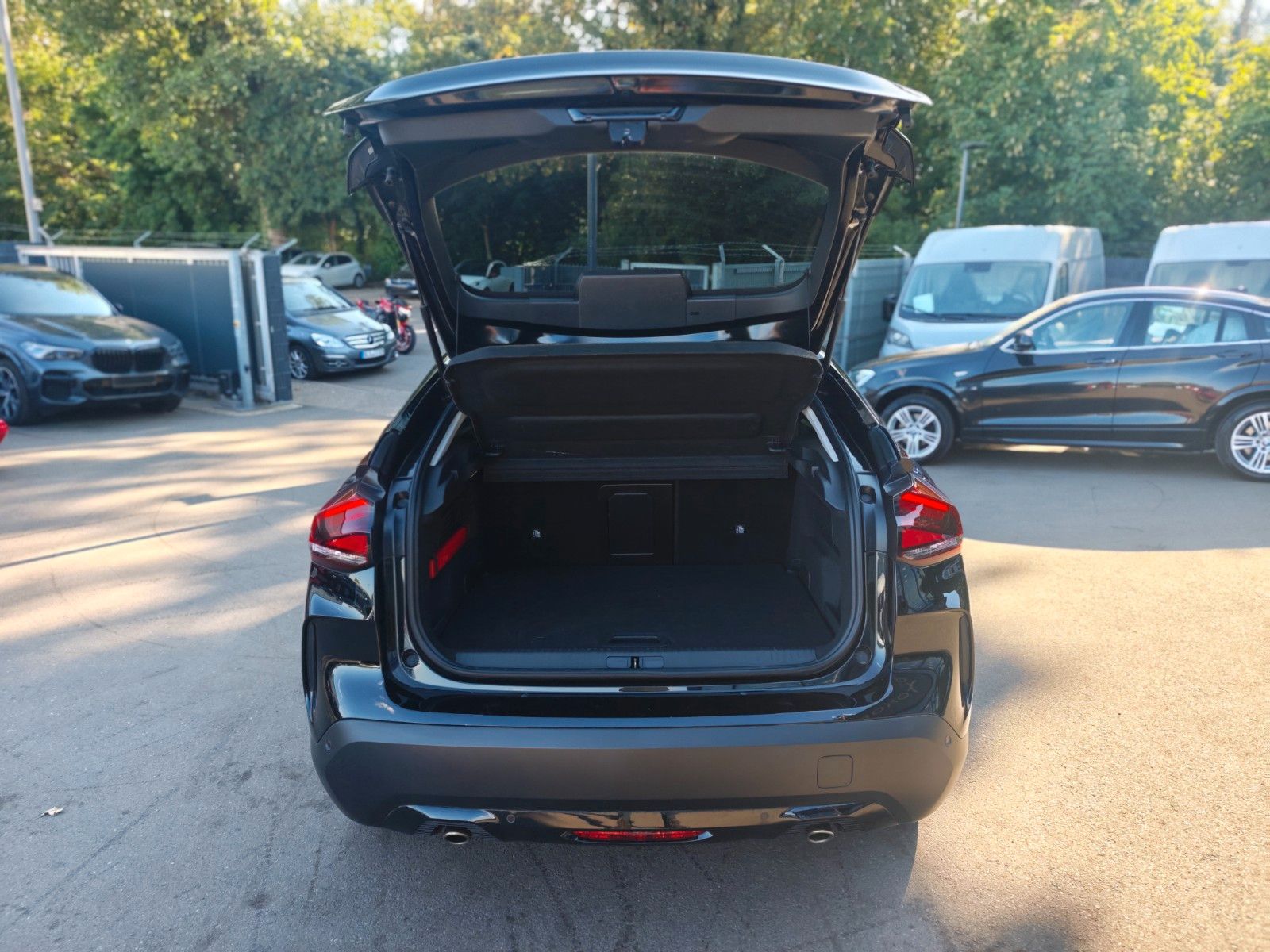 Fahrzeugabbildung Citroën C4 LIM. MAX*HEAD UP*KLIMAAUTO*KAMERA*NAVI*