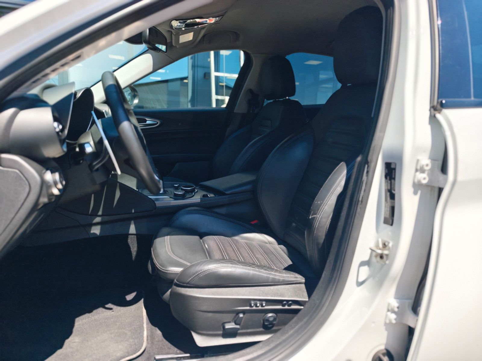 Fahrzeugabbildung Alfa Romeo GIULIA VELOCE Q4 *AUT*LEDER*NAVI*KAM*SHZ*8xALU*