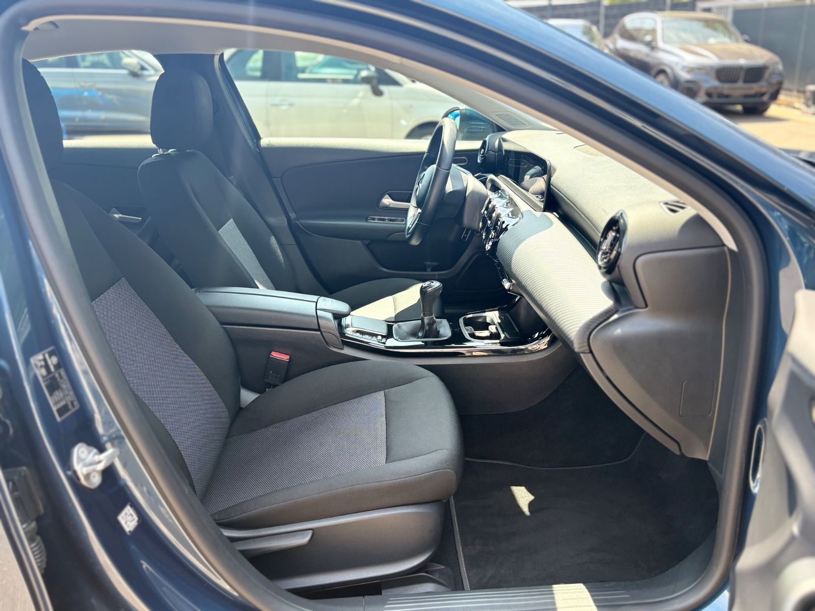 Fahrzeugabbildung Mercedes-Benz A 180 d LIMOUSINE *MULTIBEAM*KAM*SHZ*ALU*