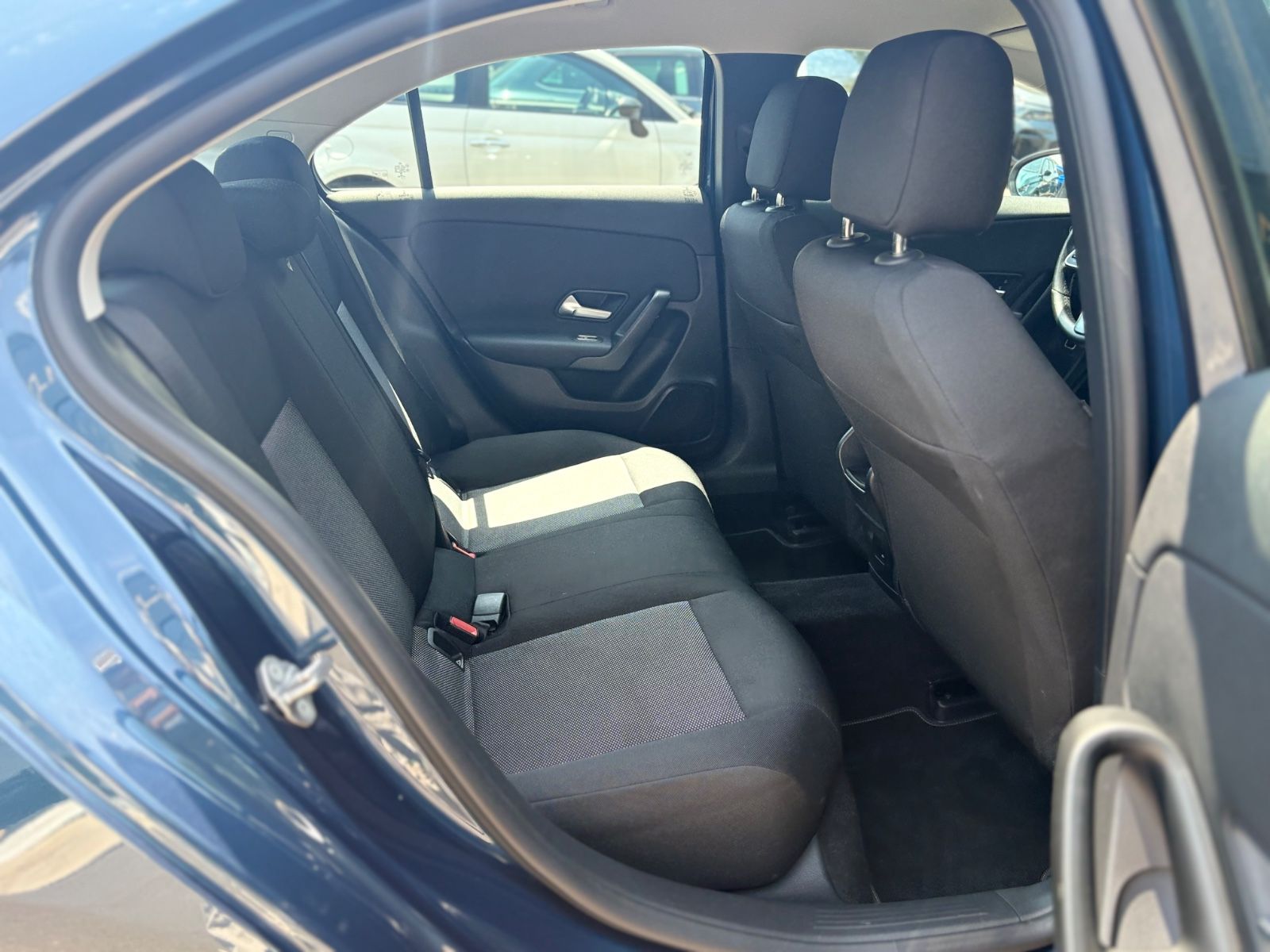 Fahrzeugabbildung Mercedes-Benz A 180 d LIMOUSINE *MULTIBEAM*KAM*SHZ*ALU*