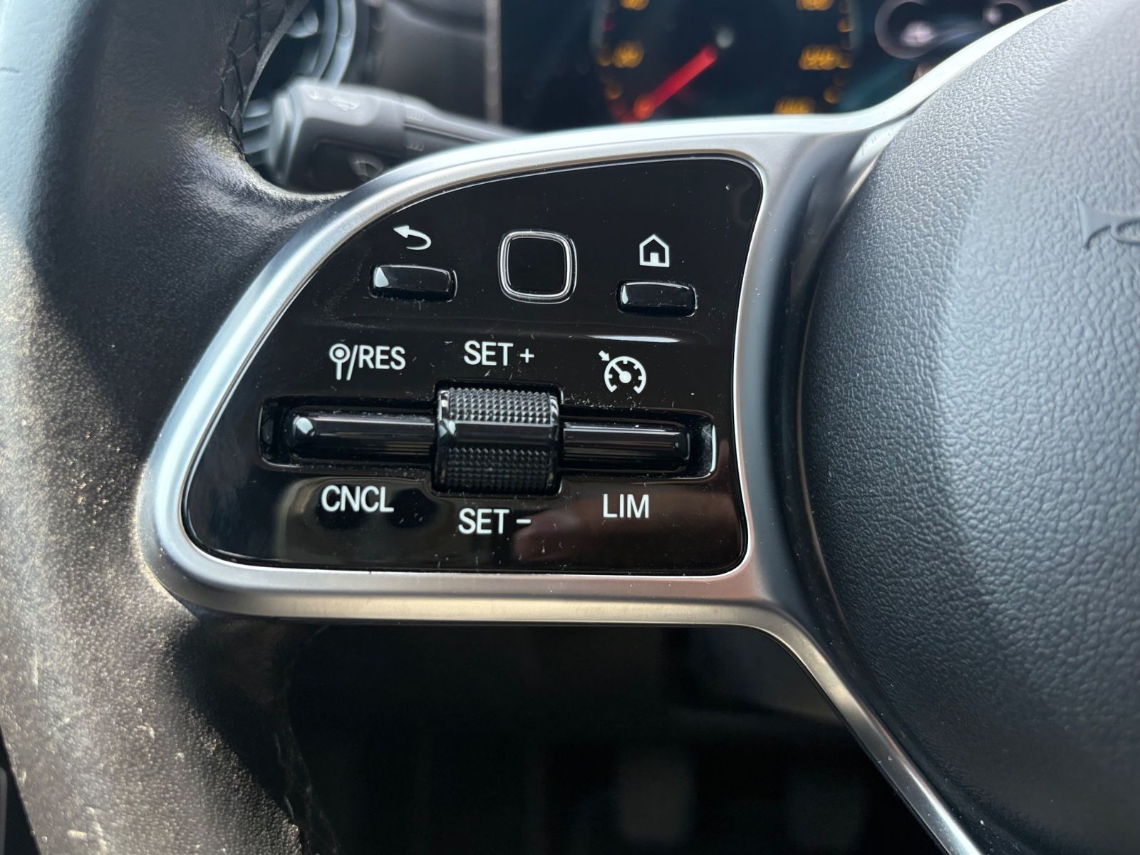 Fahrzeugabbildung Mercedes-Benz A 180 d LIMOUSINE *MULTIBEAM*KAM*SHZ*ALU*